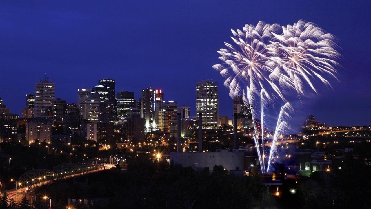Bright Modern Home - King Bed - Free Parking - Fireplace - Fast Wi-Fi - Free Netflix Edmonton Exterior foto