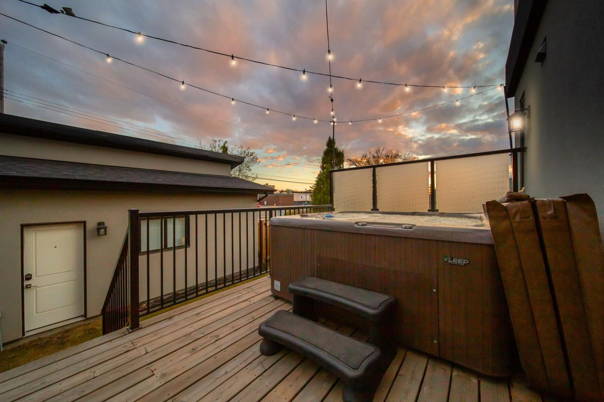 Bright Modern Home - King Bed - Free Parking - Fireplace - Fast Wi-Fi - Free Netflix Edmonton Exterior foto
